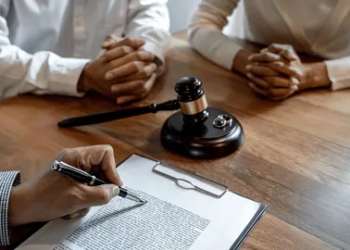 How Do Divorce Lawyers Handle Spousal Support for Expats in Abu Dhabi?