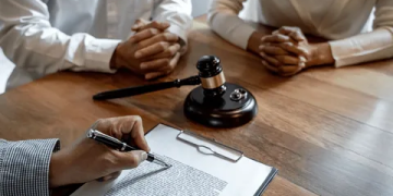 How Do Divorce Lawyers Handle Spousal Support for Expats in Abu Dhabi?